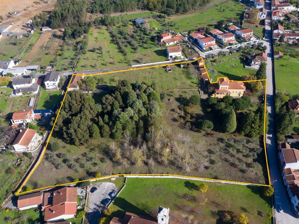 Quinta com palacete ,1168m2 de construção e terreno urbano de 1,7 ha. perto do centro de Vila Nova de Poiares - Image 4