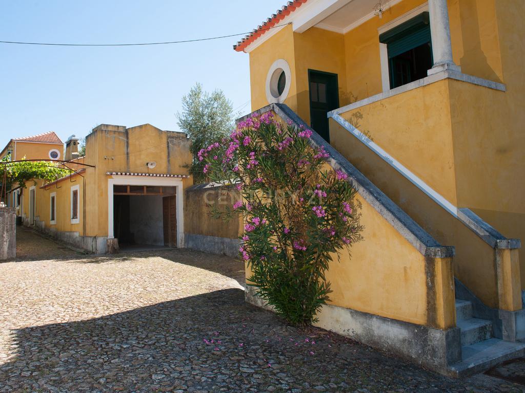 Quinta com palacete ,1168m2 de construção e terreno urbano de 1,7 ha. perto do centro de Vila Nova de Poiares - Image 11