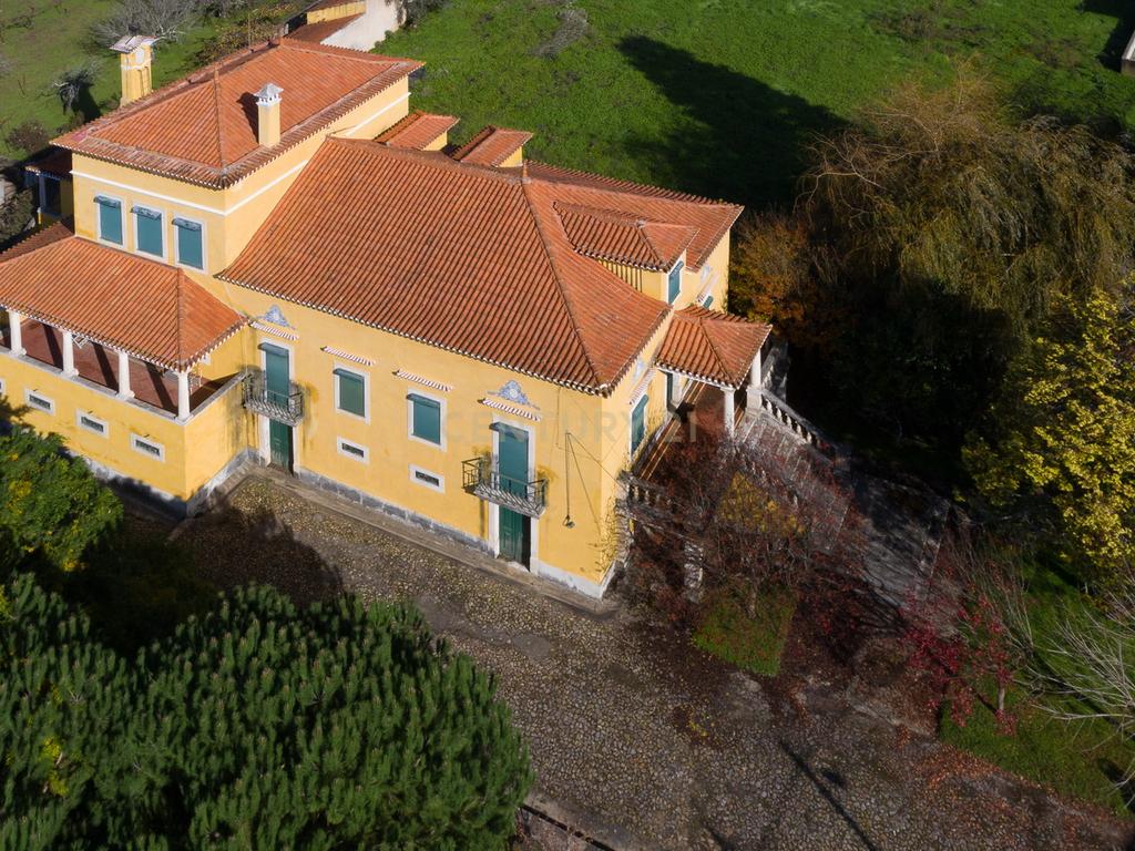 Quinta com palacete ,1168m2 de construção e terreno urbano de 1,7 ha. perto do centro de Vila Nova de Poiares - Image 8
