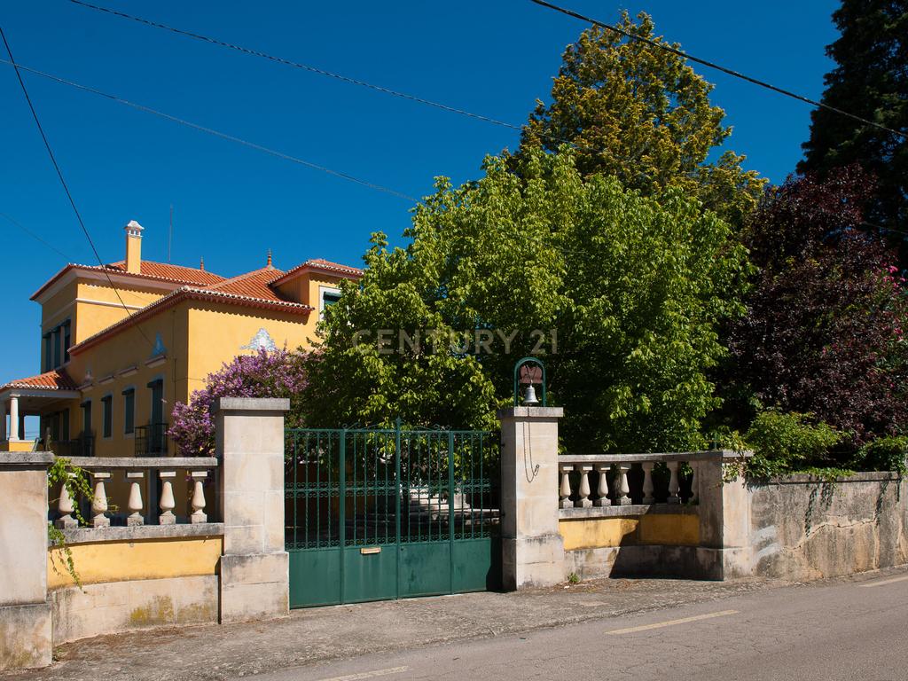 Quinta com palacete ,1168m2 de construção e terreno urbano de 1,7 ha. perto do centro de Vila Nova de Poiares - Image 1