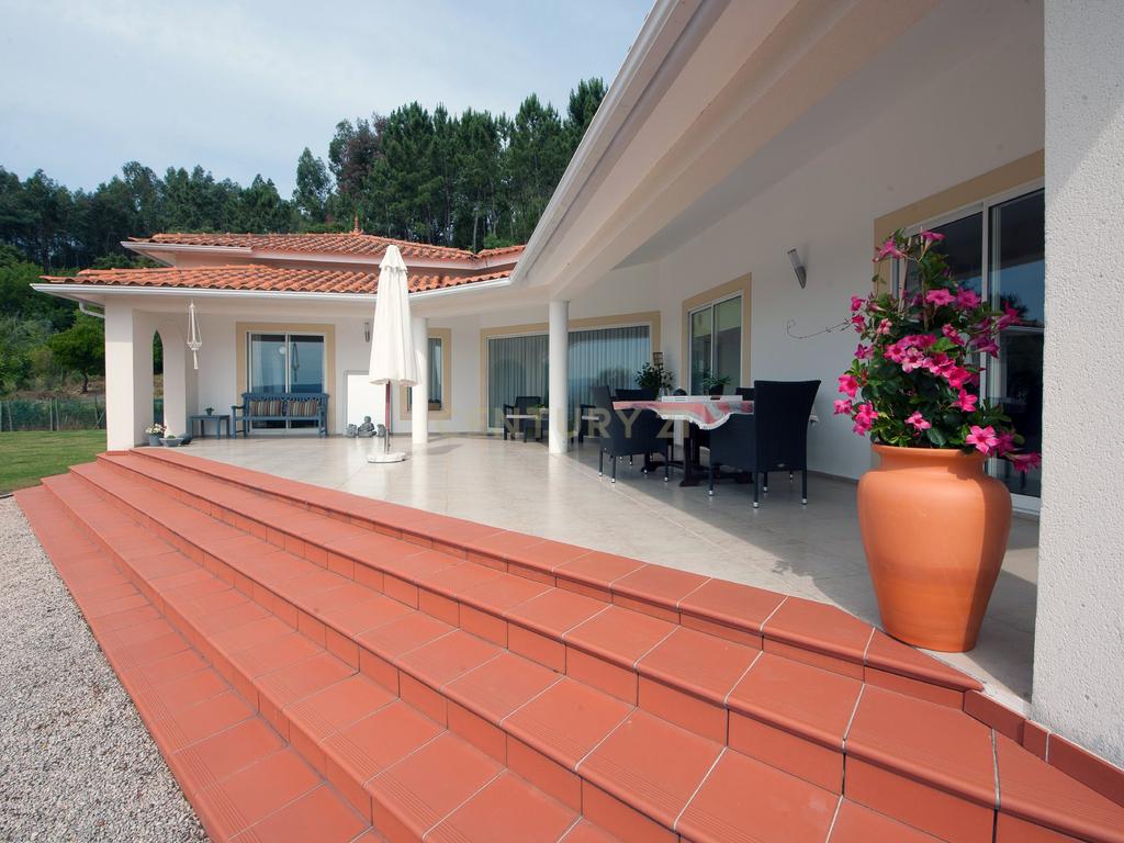 Moradia T3 + T2 térrea com anexo ,piscina,garagem e jardim com vistas panorâmicas numa localização única a 5 min. de V.N de Poiares - Image 19