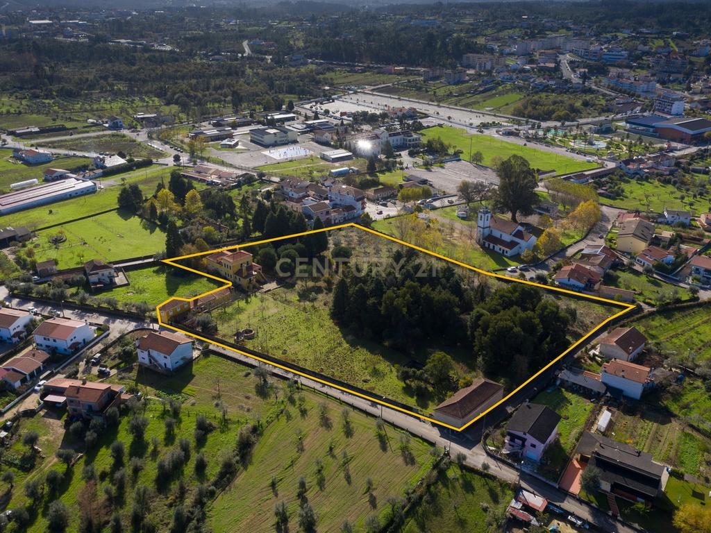 Quinta com palacete ,1168m2 de construção e terreno urbano de 1,7 ha. perto do centro de Vila Nova de Poiares - Image 32