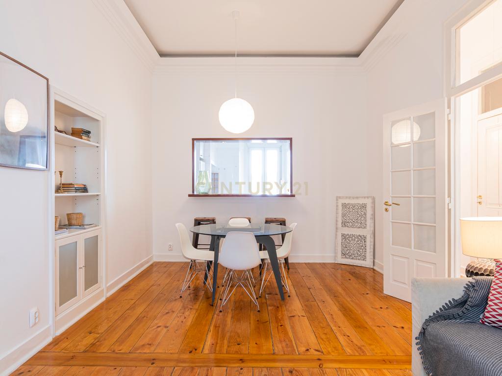 Descubra o Charme da Rua da Bombarda: T3 com Terraço e Vista Deslumbrante! - Image 2