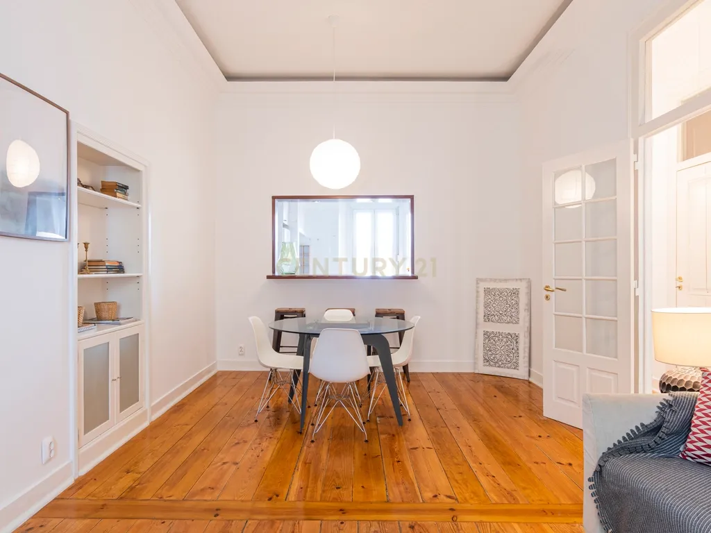 Descubra o Charme da Rua da Bombarda: T3 com Terraço e Vista Deslumbrante! - Image 2