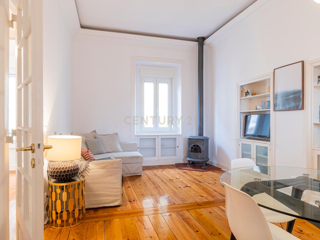Descubra o Charme da Rua da Bombarda: T3 com Terraço e Vista Deslumbrante! - Image 1