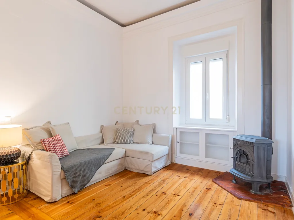 Descubra o Charme da Rua da Bombarda: T3 com Terraço e Vista Deslumbrante! - Image 4