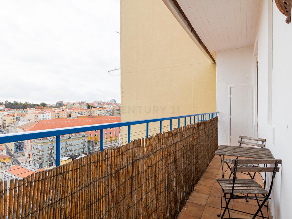 Descubra o Charme da Rua da Bombarda: T3 com Terraço e Vista Deslumbrante! - Image 9