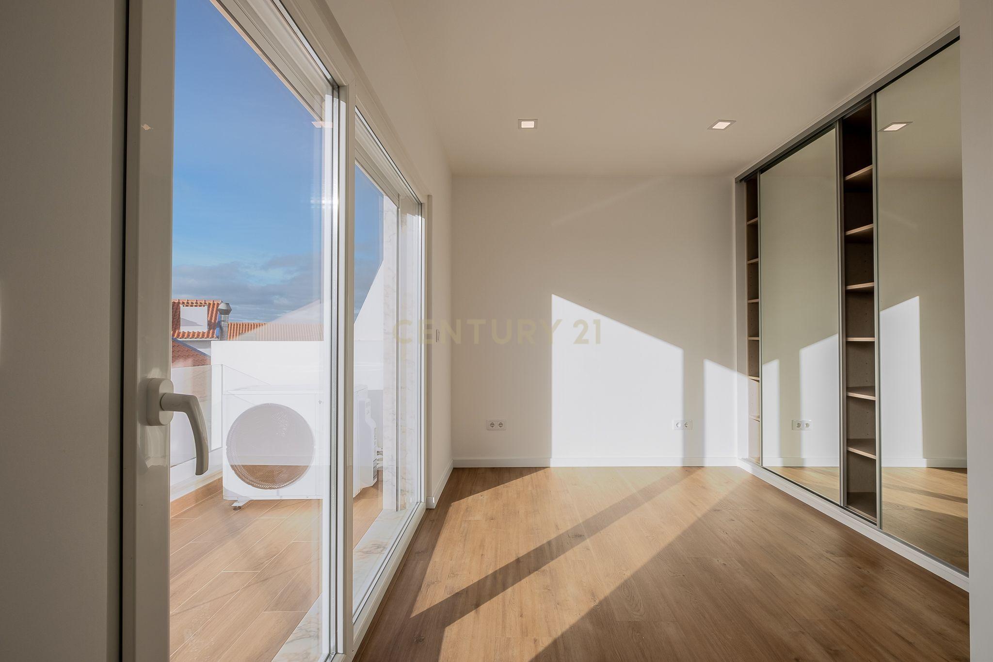 Moradia T2 TOTALMENTE REMODELADA com Vista Mar em Ribamar junto à Praia dos Coxos (ERICEIRA) Uma Oportunidade Única! - Image 18