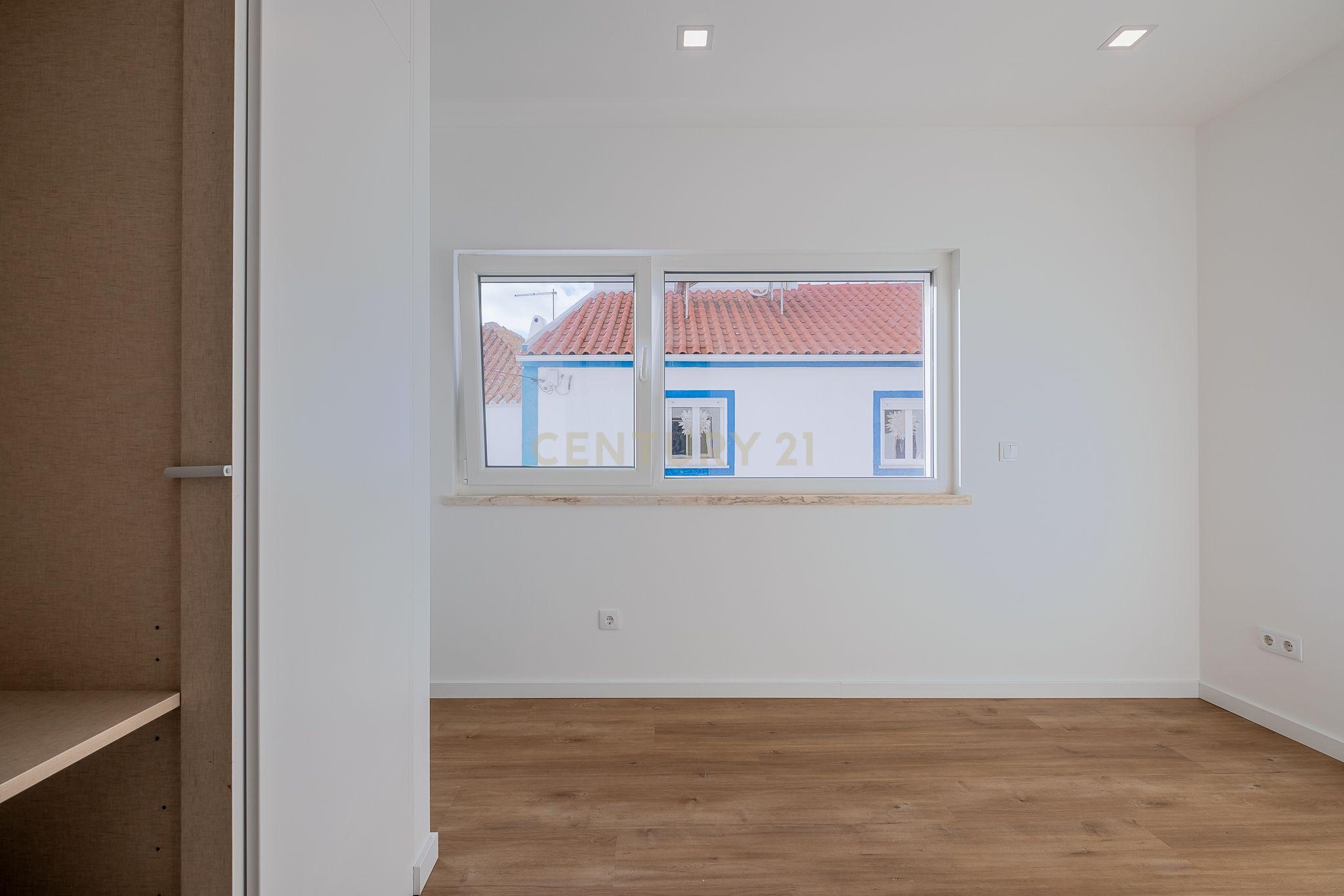 Moradia T2 TOTALMENTE REMODELADA com Vista Mar em Ribamar junto à Praia dos Coxos (ERICEIRA) Uma Oportunidade Única! - Image 14