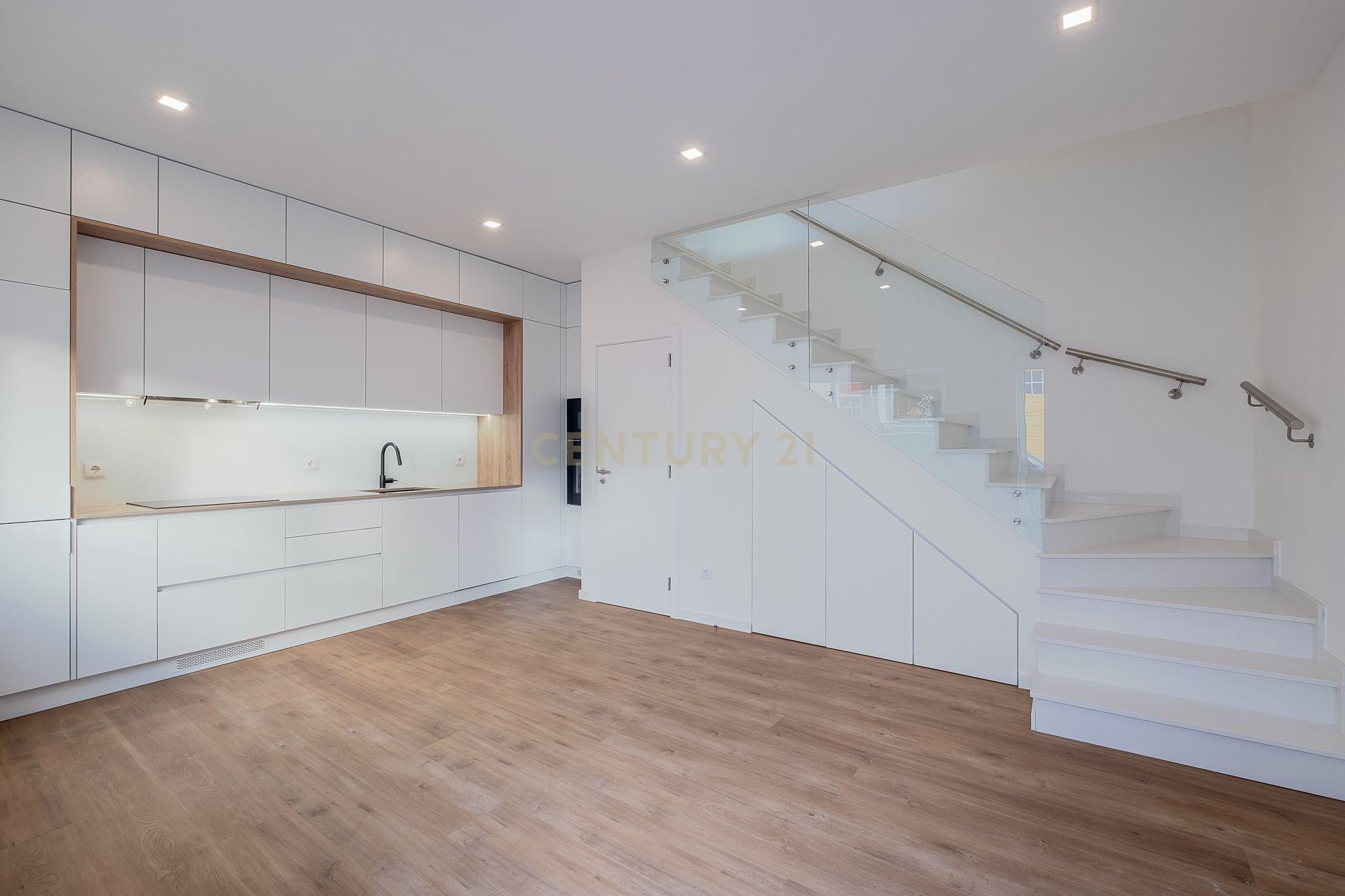 Moradia T2 TOTALMENTE REMODELADA com Vista Mar em Ribamar junto à Praia dos Coxos (ERICEIRA) Uma Oportunidade Única! - Image 1