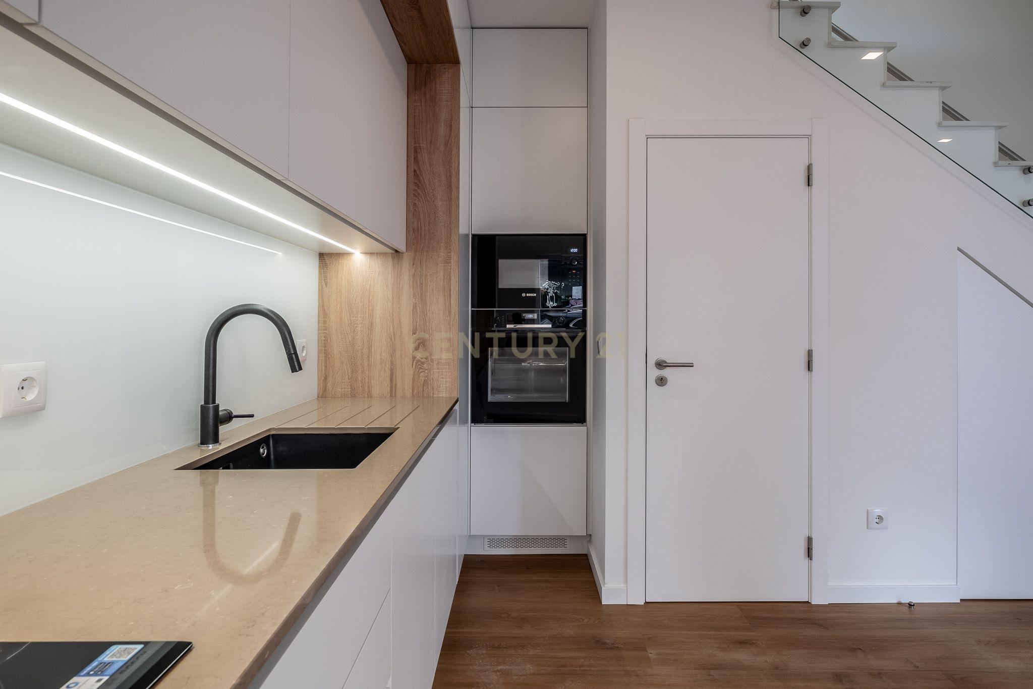 Moradia T2 TOTALMENTE REMODELADA com Vista Mar em Ribamar junto à Praia dos Coxos (ERICEIRA) Uma Oportunidade Única! - Image 5