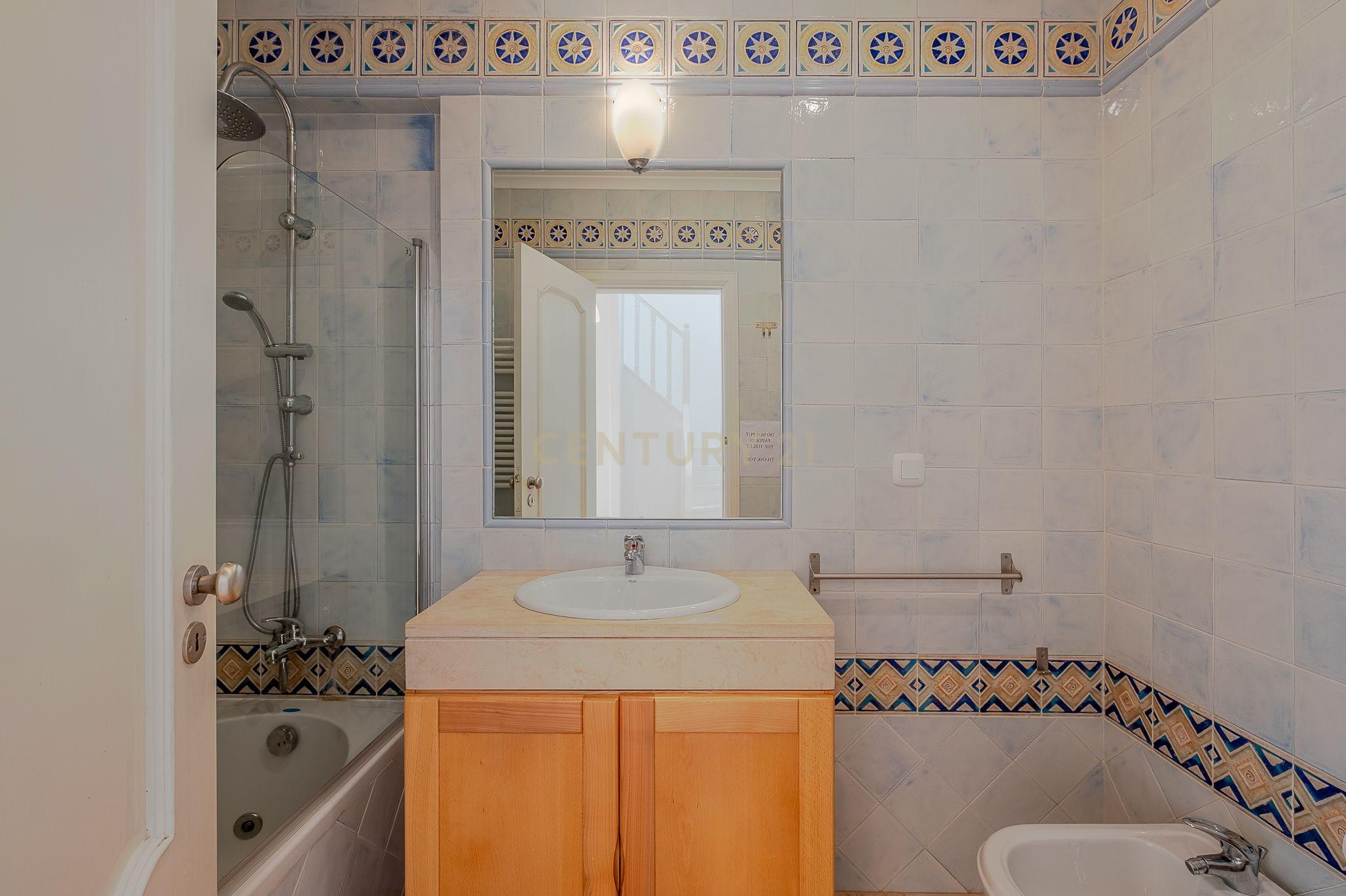 Apartamento T2+1 á beira mar da praia de São Lourenço. - Image 13