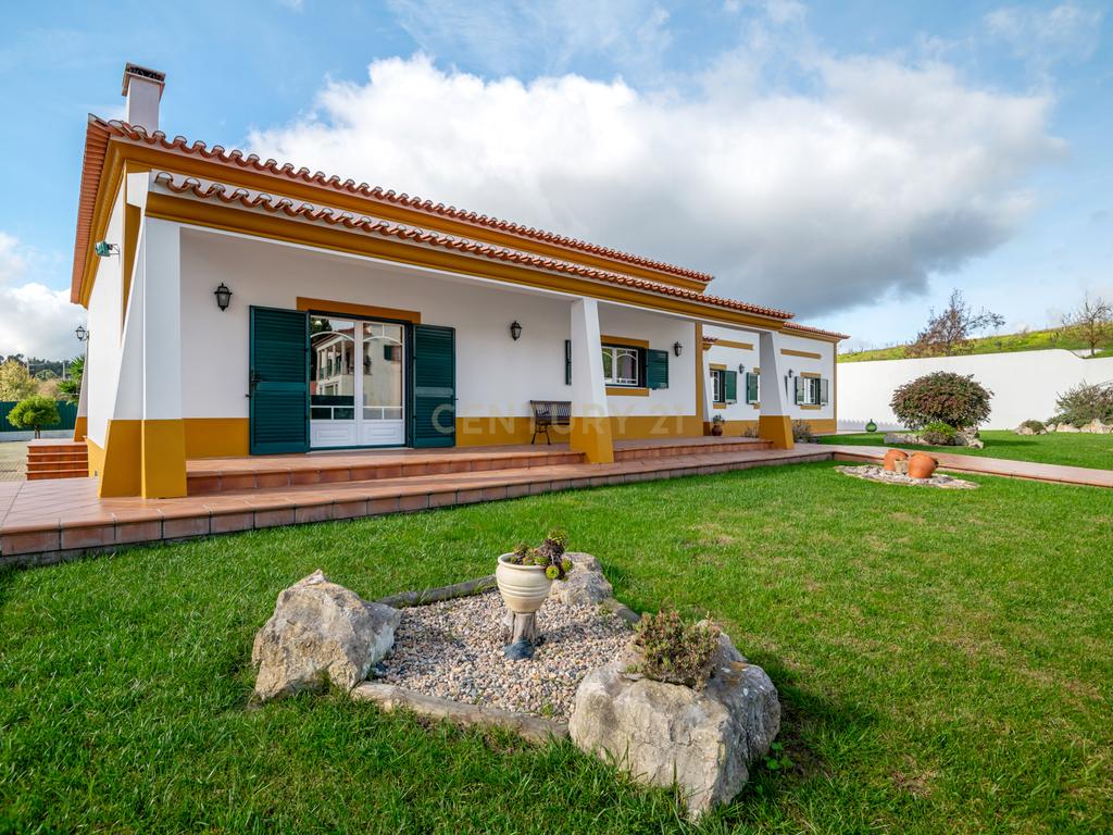 Moradia Típica Portuguesa com Jardim e Terrenos Privados – Alcoentre, Azambuja - Image 2
