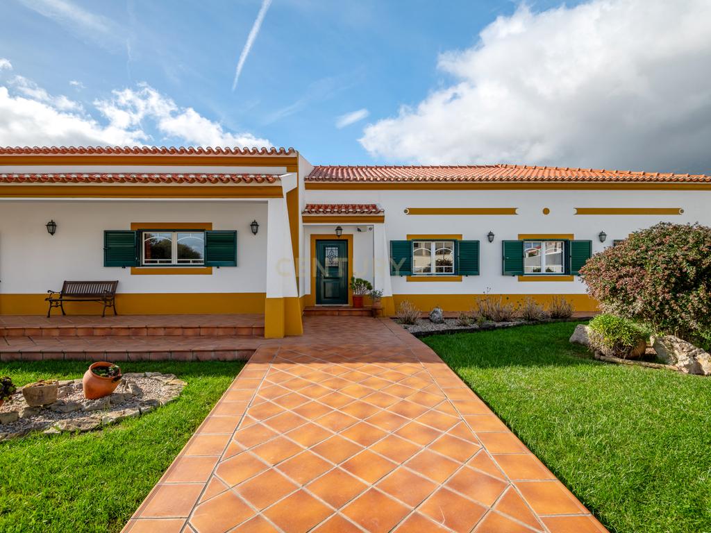 Moradia Típica Portuguesa com Jardim e Terrenos Privados – Alcoentre, Azambuja - Image 1