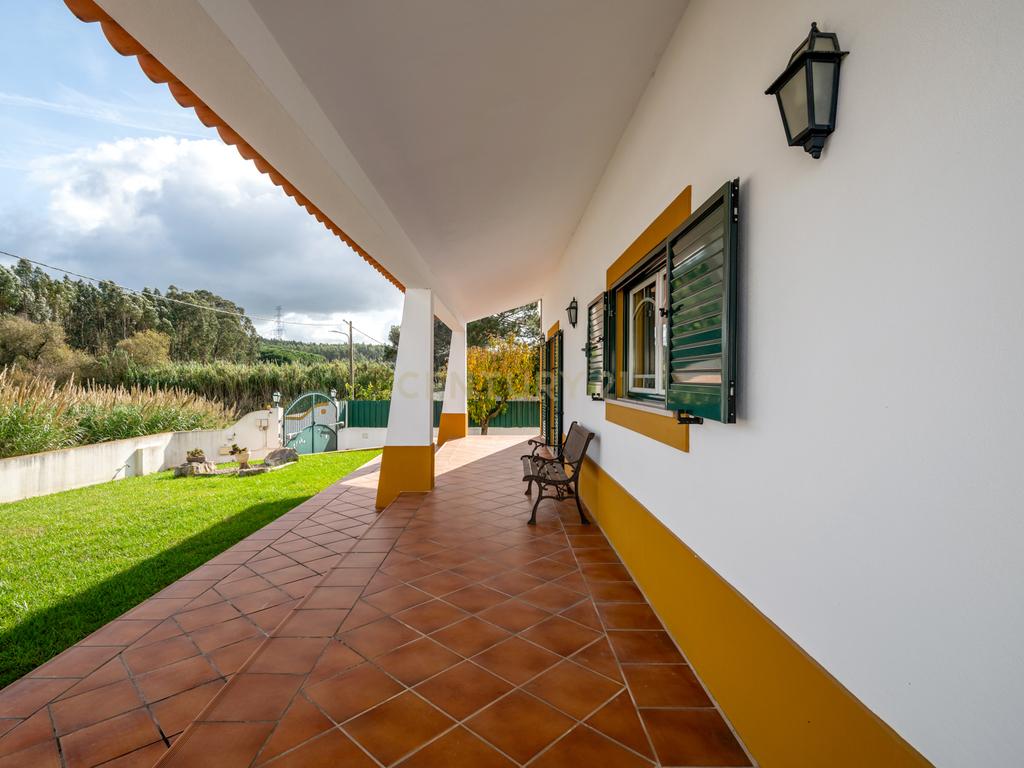 Moradia Típica Portuguesa com Jardim e Terrenos Privados – Alcoentre, Azambuja - Image 3