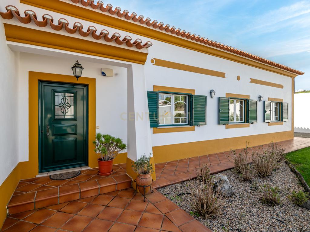 Moradia Típica Portuguesa com Jardim e Terrenos Privados – Alcoentre, Azambuja - Image 4