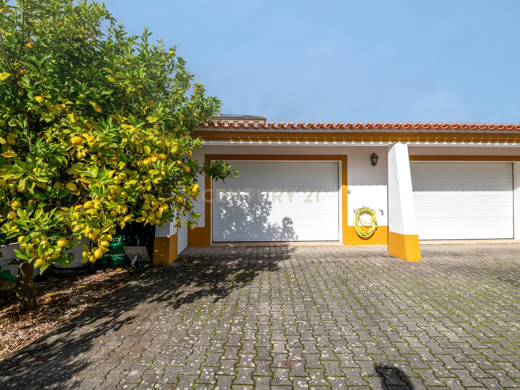 Moradia Típica Portuguesa com Jardim e Terrenos Privados – Alcoentre, Azambuja - Image 37