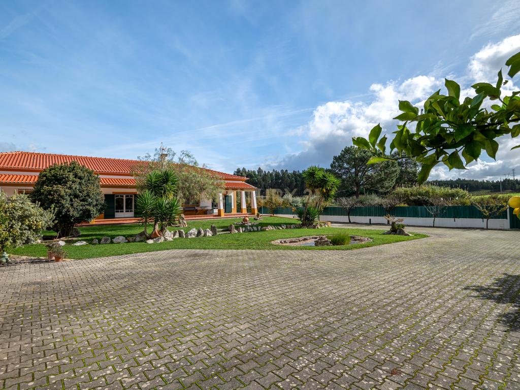 Moradia Típica Portuguesa com Jardim e Terrenos Privados – Alcoentre, Azambuja - Image 43