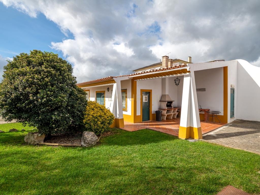 Moradia Típica Portuguesa com Jardim e Terrenos Privados – Alcoentre, Azambuja - Image 39