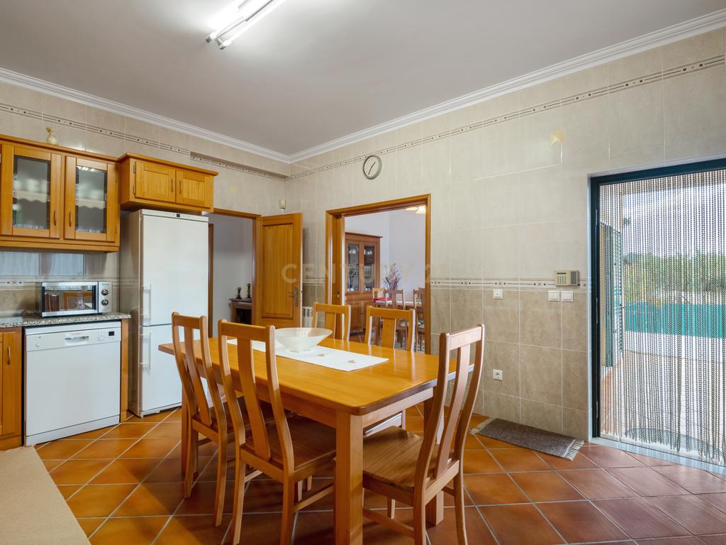 Moradia Típica Portuguesa com Jardim e Terrenos Privados – Alcoentre, Azambuja - Image 14