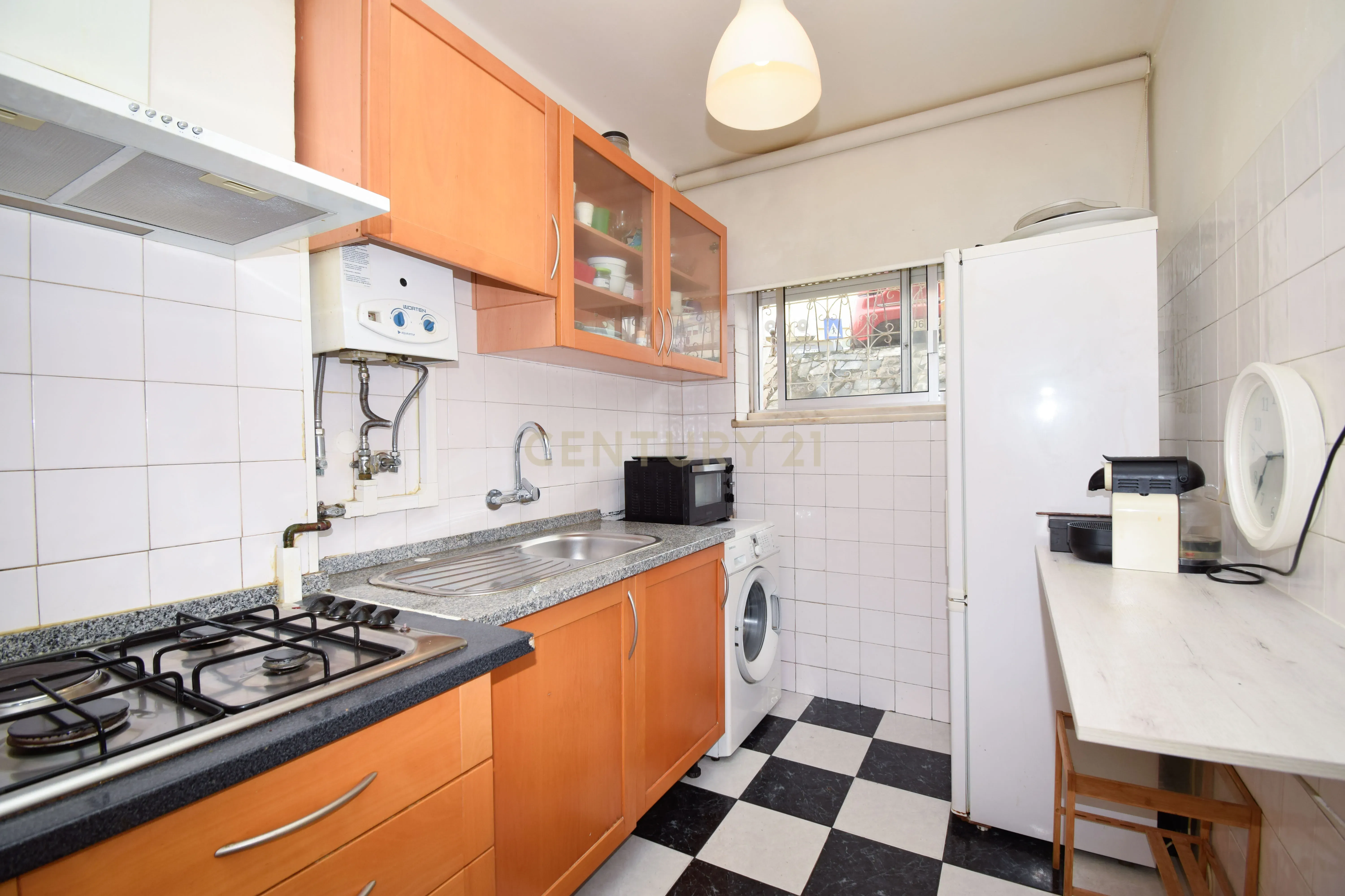 Apartamento T3 com excelente localização no centro de Odivelas - Image 8