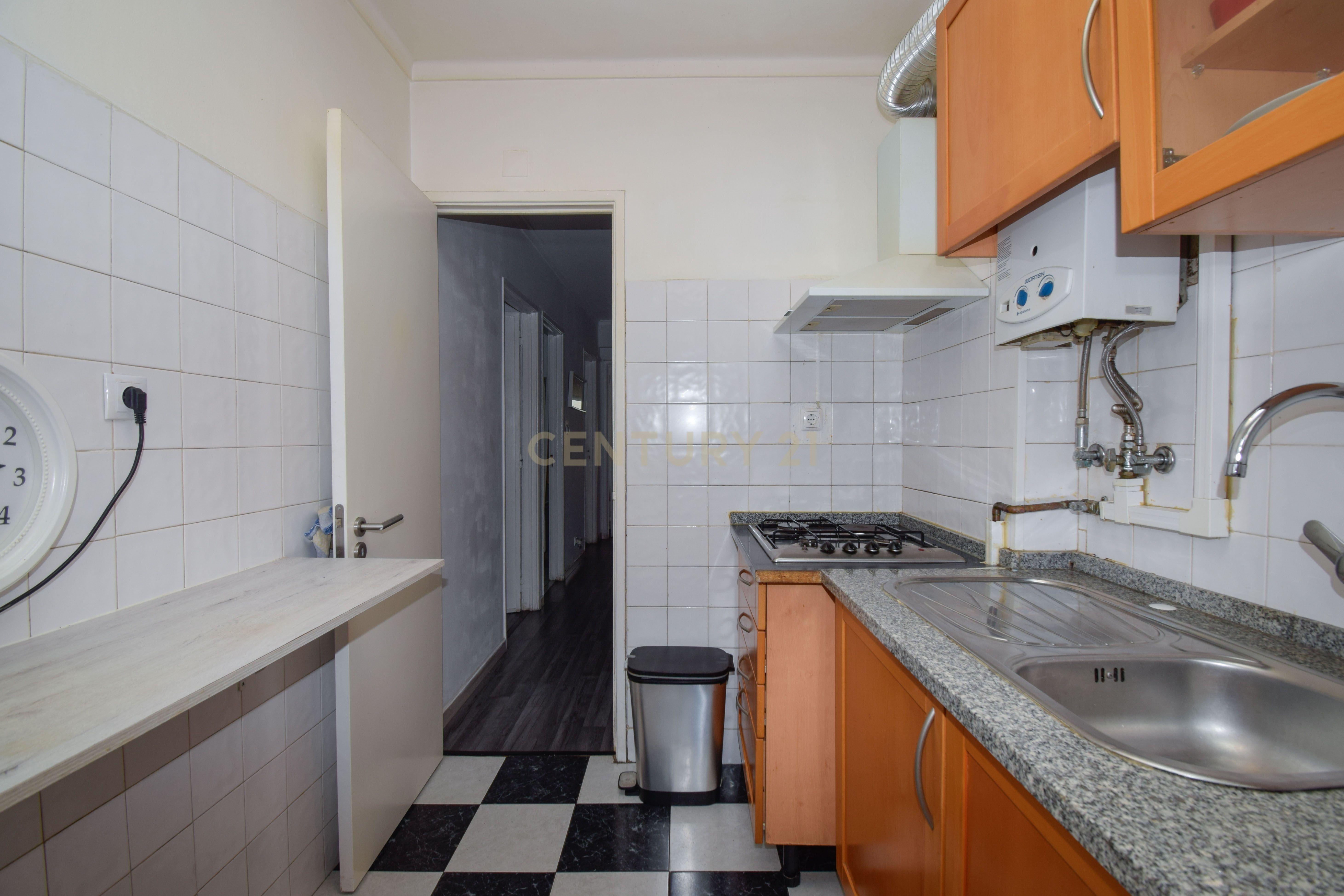 Apartamento T3 com excelente localização no centro de Odivelas - Image 9