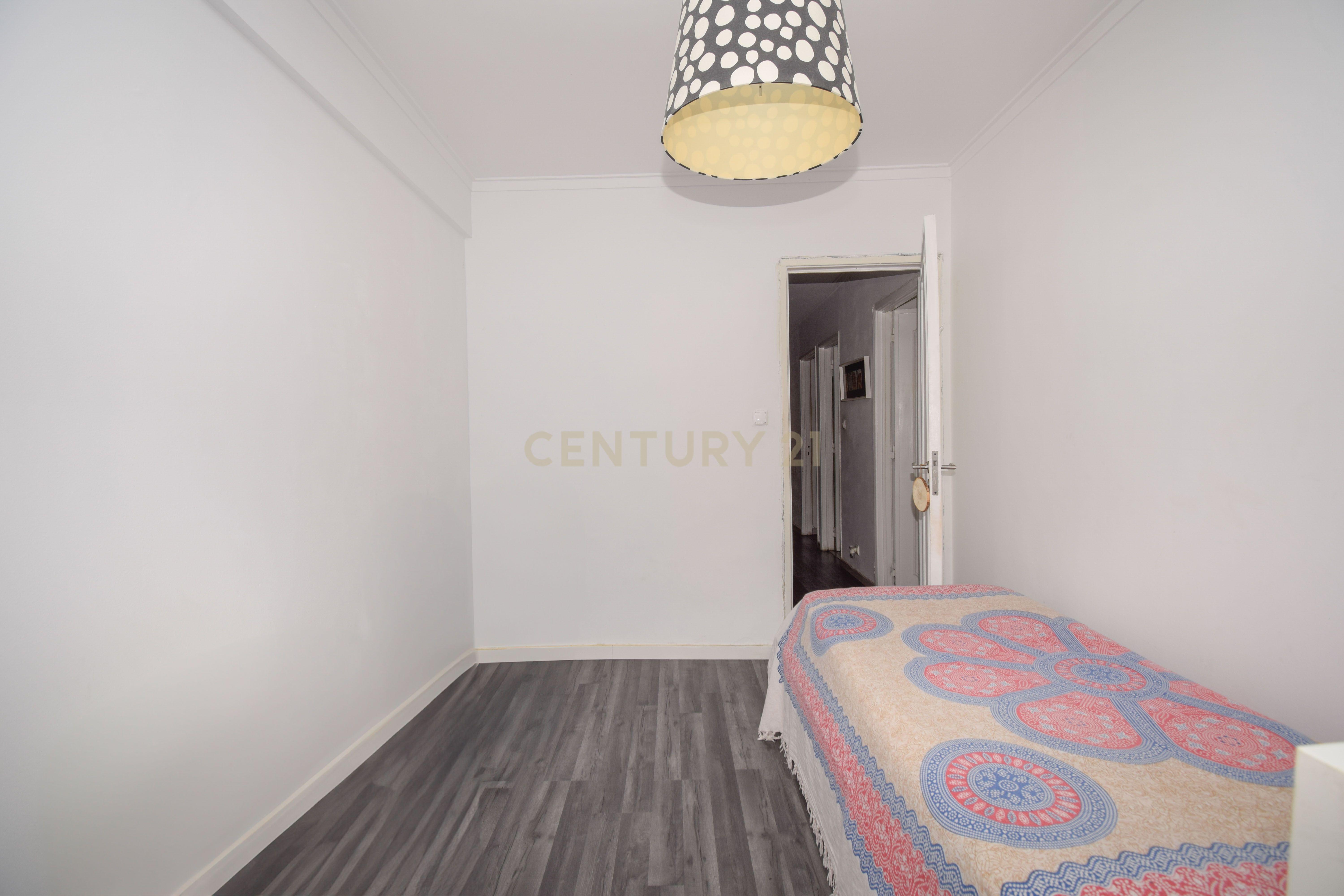 Apartamento T3 com excelente localização no centro de Odivelas - Image 12