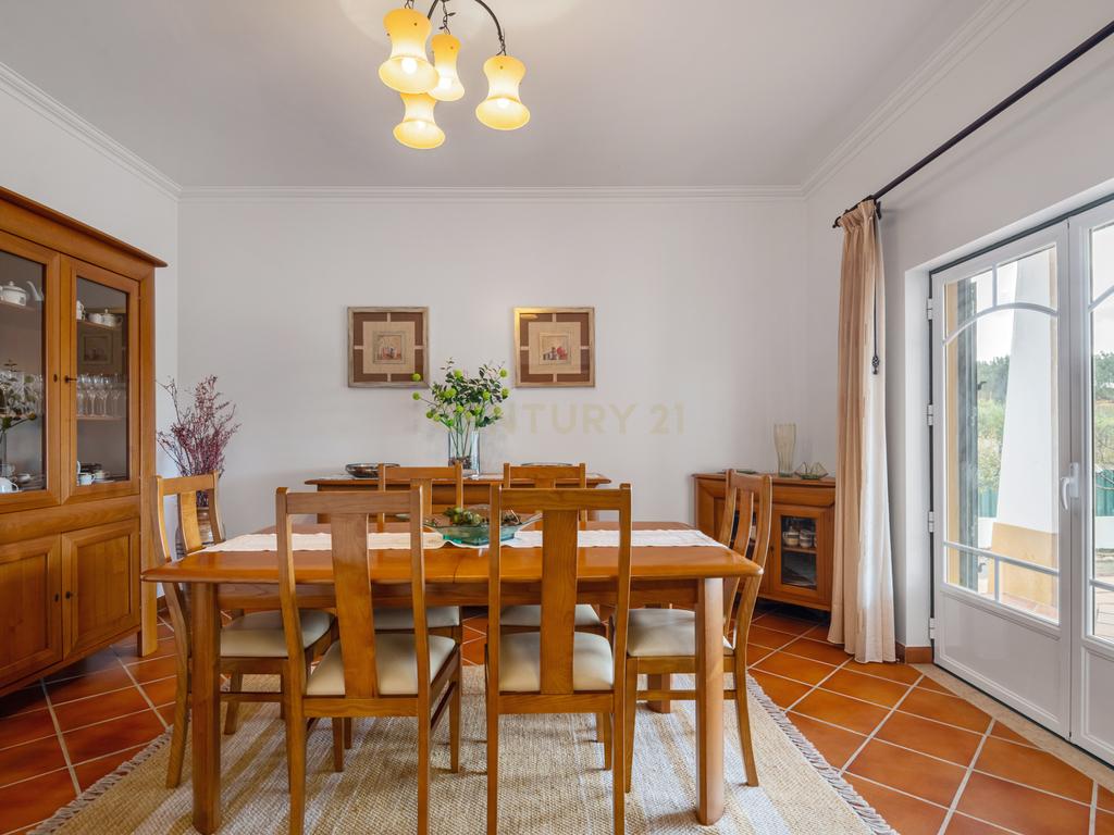 Moradia Típica Portuguesa com Jardim e Terrenos Privados – Alcoentre, Azambuja - Image 12