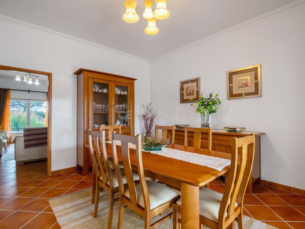 Moradia Típica Portuguesa com Jardim e Terrenos Privados – Alcoentre, Azambuja - Image 11