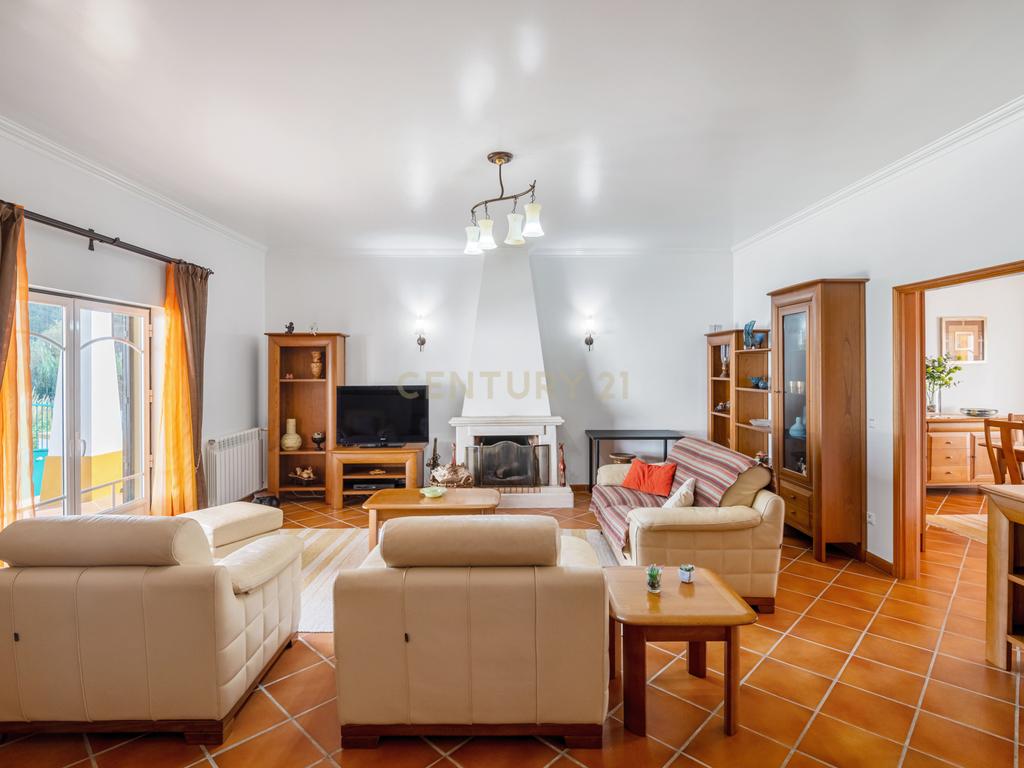 Moradia Típica Portuguesa com Jardim e Terrenos Privados – Alcoentre, Azambuja - Image 10