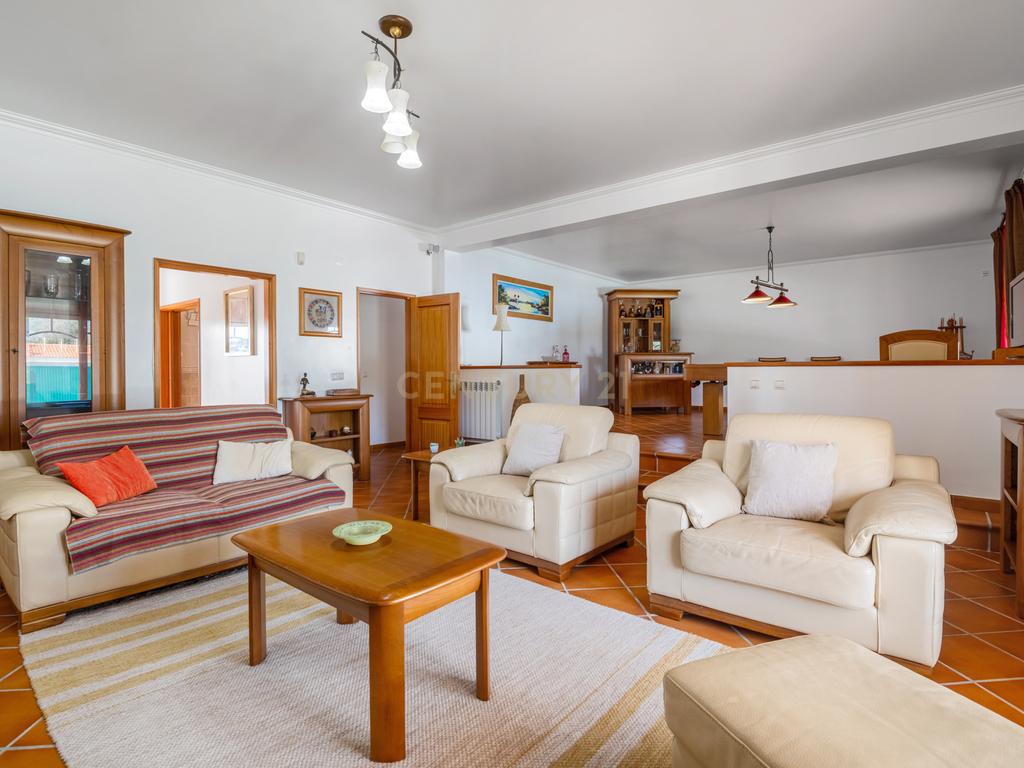 Moradia Típica Portuguesa com Jardim e Terrenos Privados – Alcoentre, Azambuja - Image 7