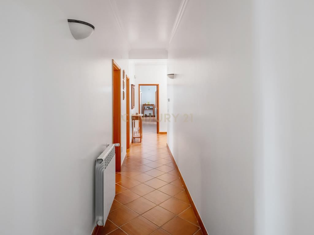 Moradia Típica Portuguesa com Jardim e Terrenos Privados – Alcoentre, Azambuja - Image 16