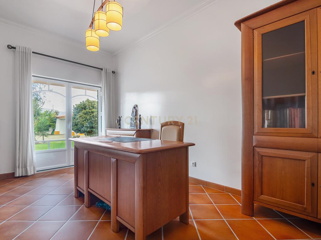 Moradia Típica Portuguesa com Jardim e Terrenos Privados – Alcoentre, Azambuja - Image 17