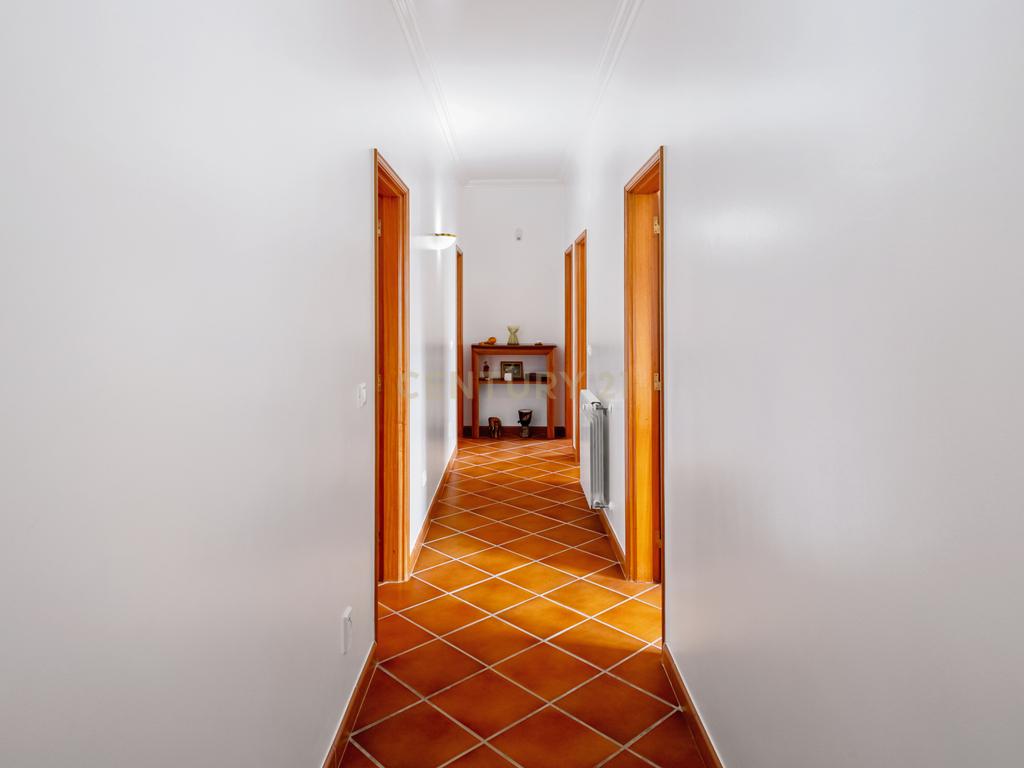 Moradia Típica Portuguesa com Jardim e Terrenos Privados – Alcoentre, Azambuja - Image 6