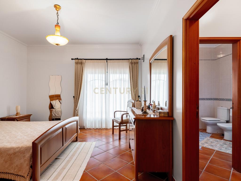 Moradia Típica Portuguesa com Jardim e Terrenos Privados – Alcoentre, Azambuja - Image 20