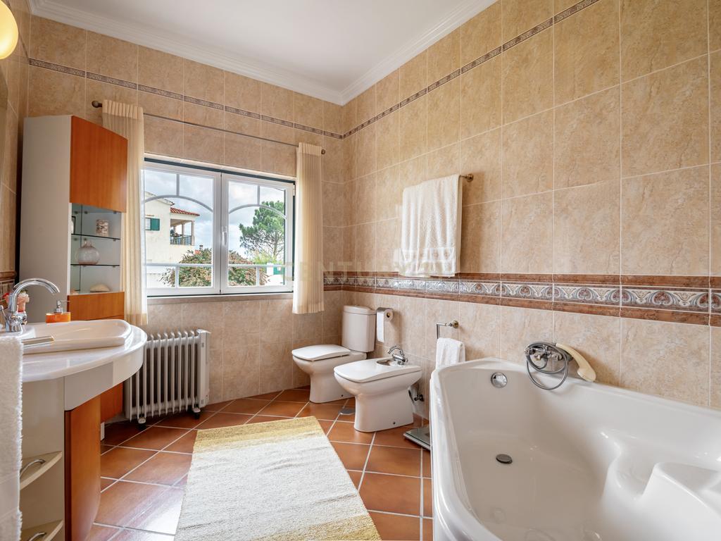 Moradia Típica Portuguesa com Jardim e Terrenos Privados – Alcoentre, Azambuja - Image 22