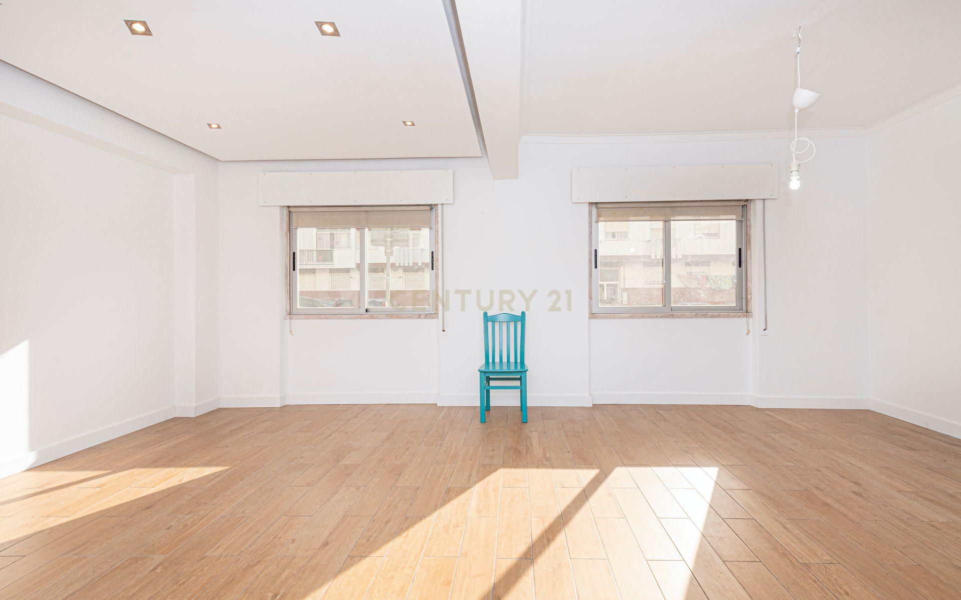 Apartamento T3 em Casal de São Brás - Image 1