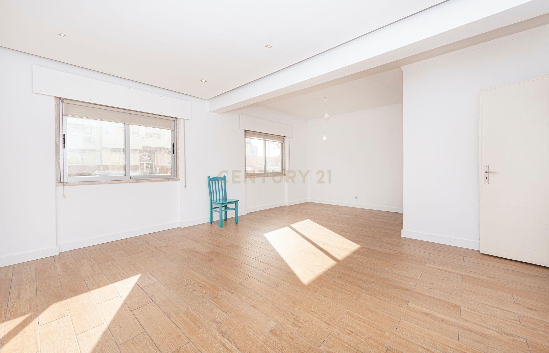 Apartamento T3 em Casal de São Brás - Image 2