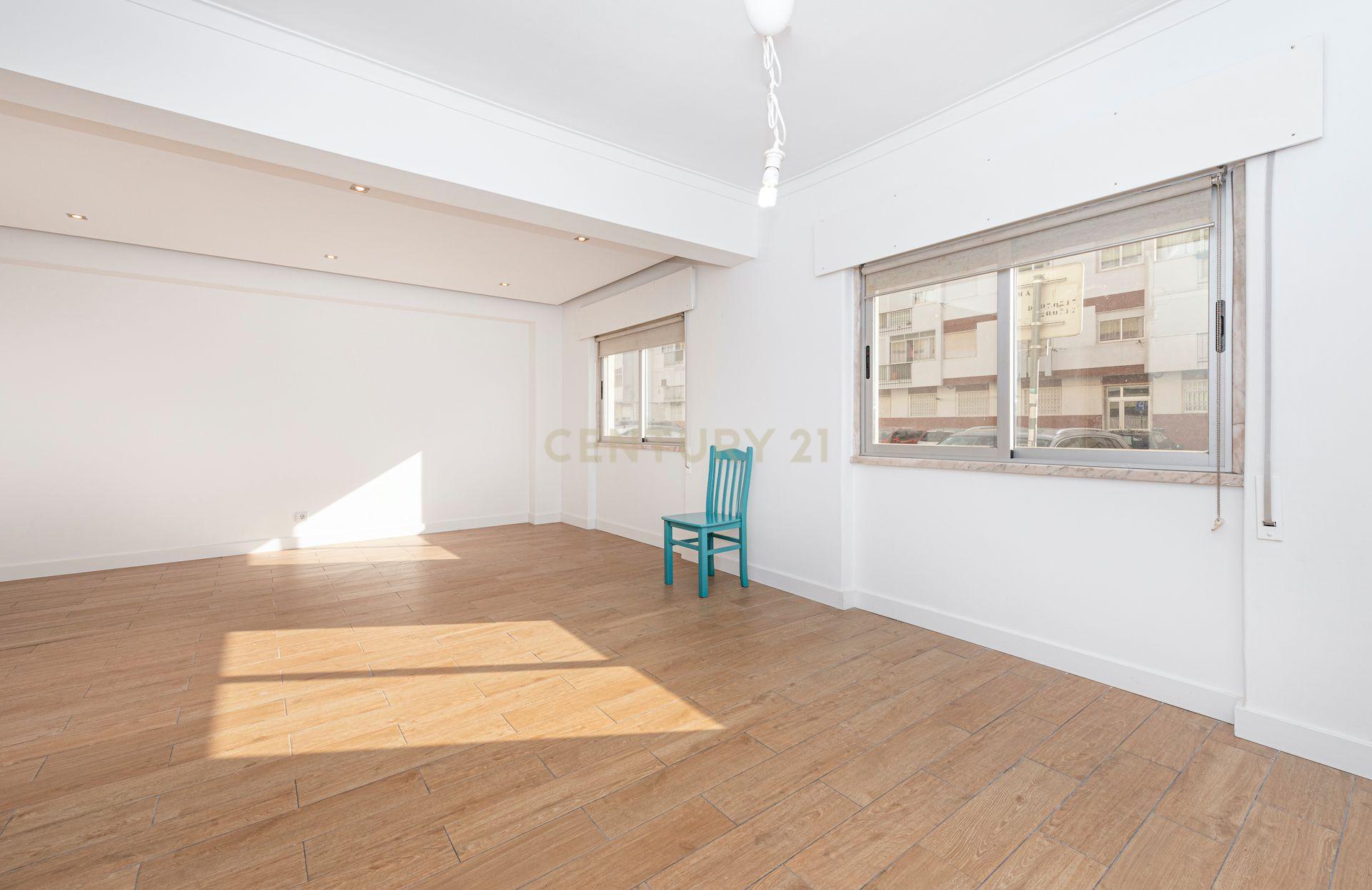 Apartamento T3 em Casal de São Brás - Image 3