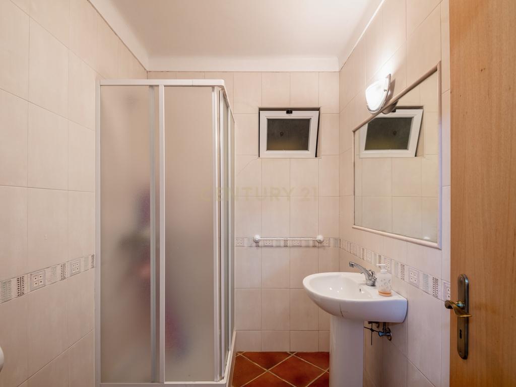 Moradia Típica Portuguesa com Jardim e Terrenos Privados – Alcoentre, Azambuja - Image 41