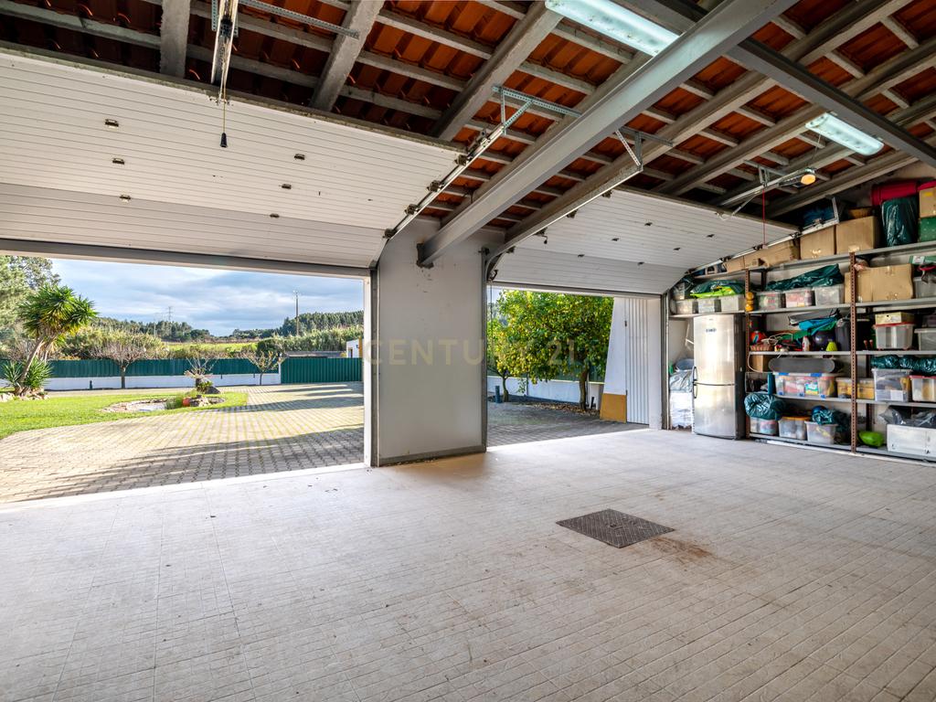 Moradia Típica Portuguesa com Jardim e Terrenos Privados – Alcoentre, Azambuja - Image 38