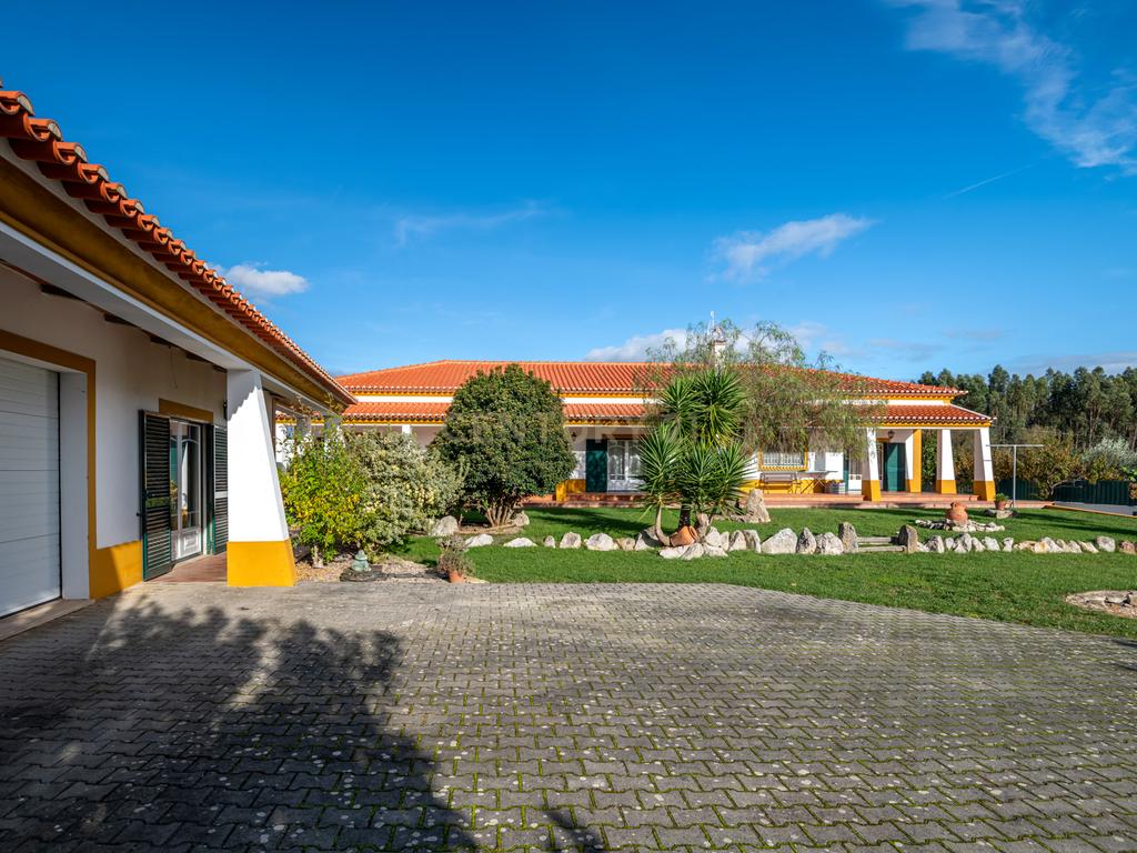 Moradia Típica Portuguesa com Jardim e Terrenos Privados – Alcoentre, Azambuja - Image 36