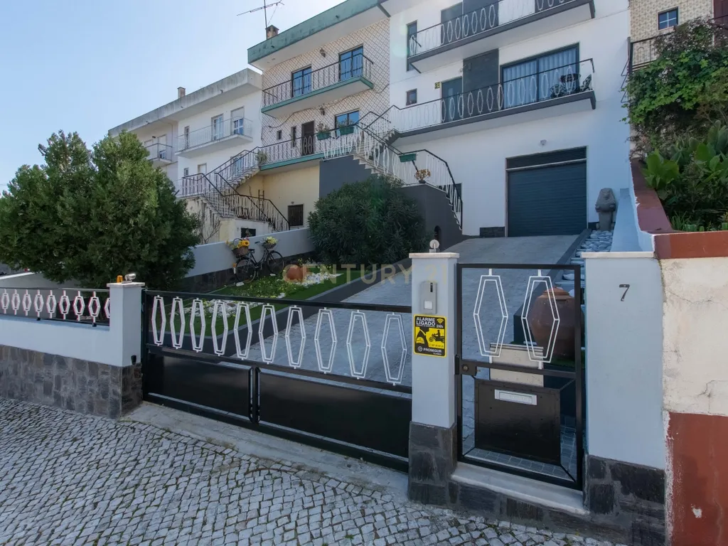Oportunidade Única no Bom Retiro – Moradia de Sonho com Piscina, Jardim e Acabamentos de Luxo! - Image 7