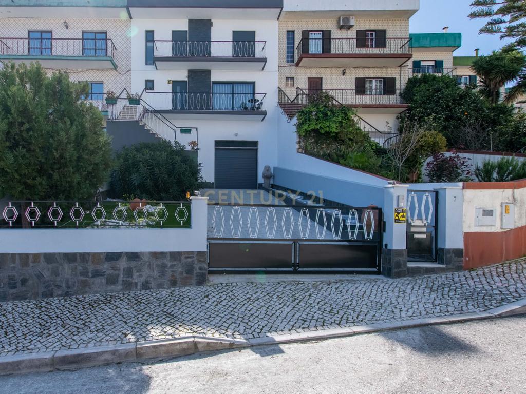 Oportunidade Única no Bom Retiro – Moradia de Sonho com Piscina, Jardim e Acabamentos de Luxo! - Image 13