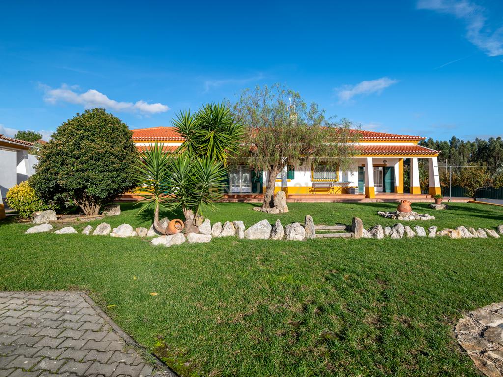 Moradia Típica Portuguesa com Jardim e Terrenos Privados – Alcoentre, Azambuja - Image 34
