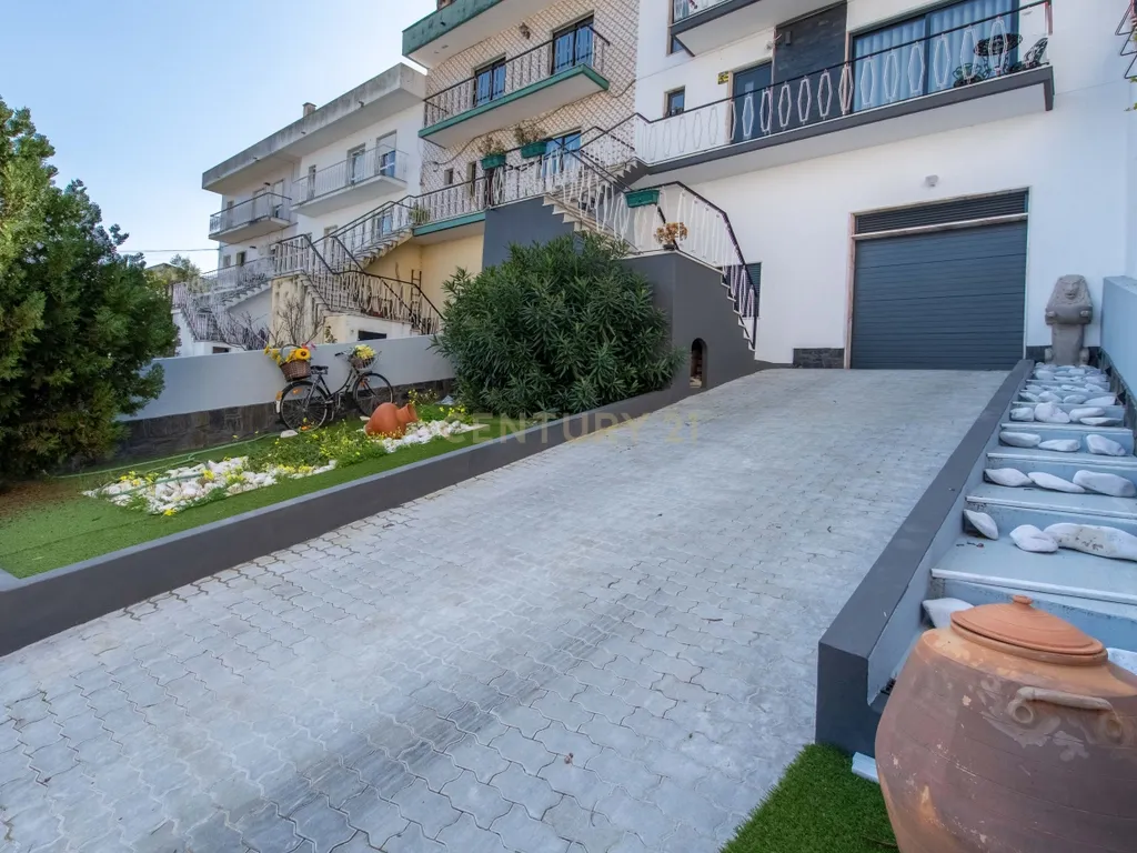 Oportunidade Única no Bom Retiro – Moradia de Sonho com Piscina, Jardim e Acabamentos de Luxo! - Image 11