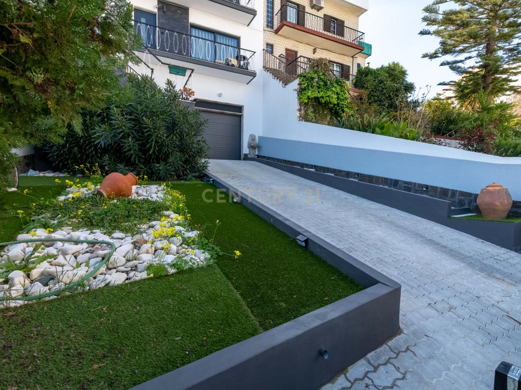 Oportunidade Única no Bom Retiro – Moradia de Sonho com Piscina, Jardim e Acabamentos de Luxo! - Image 23