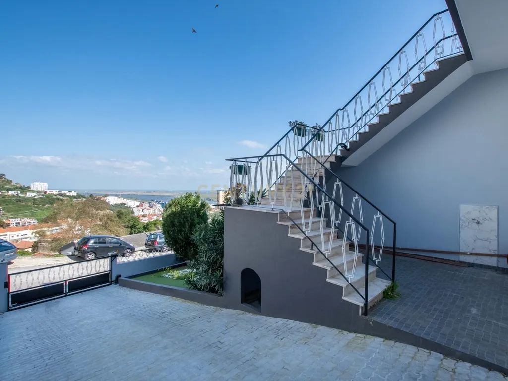 Oportunidade Única no Bom Retiro – Moradia de Sonho com Piscina, Jardim e Acabamentos de Luxo! - Image 9