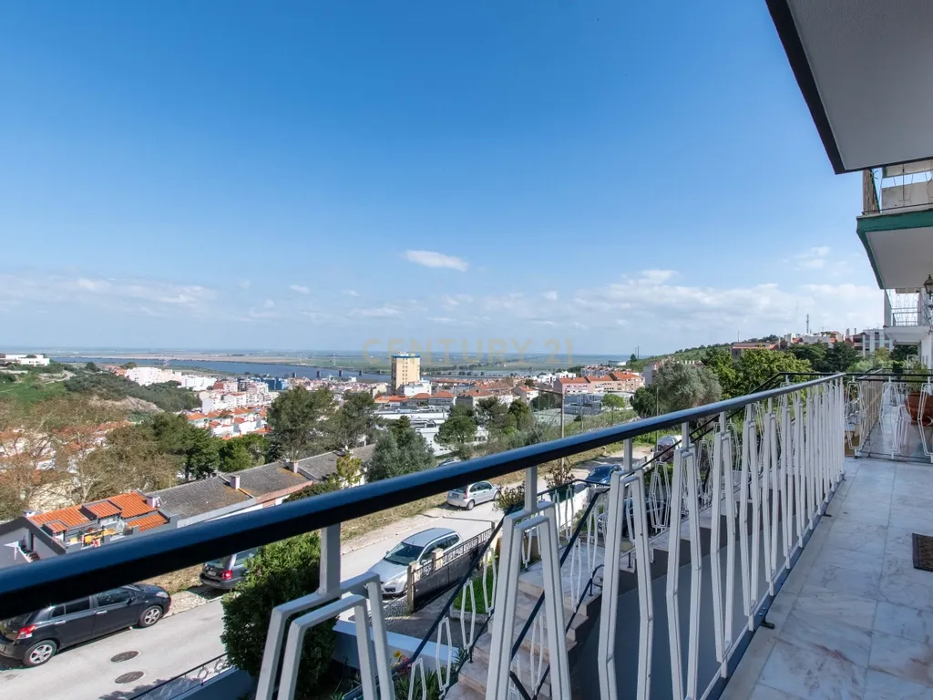 Oportunidade Única no Bom Retiro – Moradia de Sonho com Piscina, Jardim e Acabamentos de Luxo! - Image 10