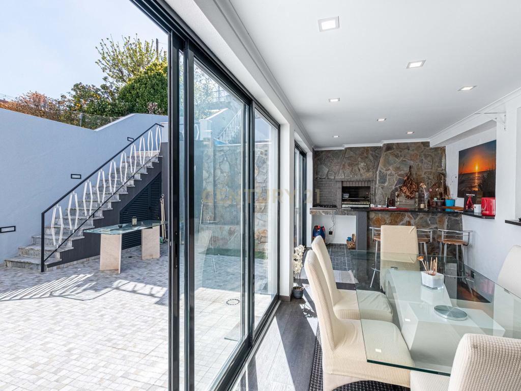 Oportunidade Única no Bom Retiro – Moradia de Sonho com Piscina, Jardim e Acabamentos de Luxo! - Image 6
